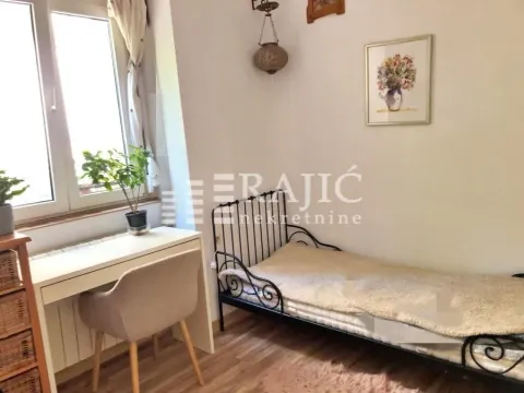 Manja spavaća soba sa krevetom, radnim stolom i prozorom. - image 7