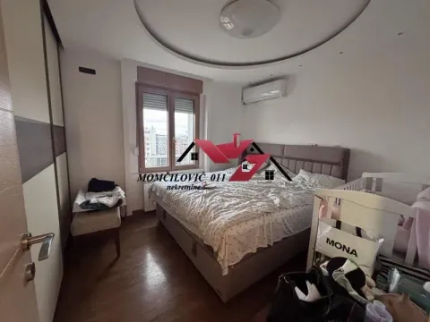 Nameštena spavaća soba sa bračnim krevetom, garderoberom i dečijim krevetcem. - image 9