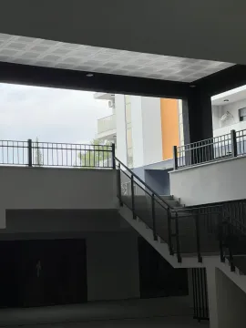 Pogled na stepenište i spoljni dio zgrade sa ogradom. - image 11