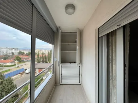 Zatvoreni balkon sa ugradnim ormarom i pogledom. - image 17
