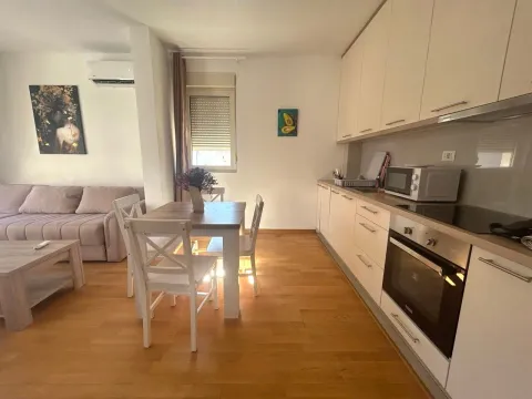 Moderna kuhinja povezana sa trpezarijom i dnevnim boravkom. - image 4