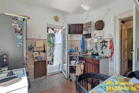 Manja kuhinja sa sudoperom, elementima i izlazom na spoljni prostor. - image 7