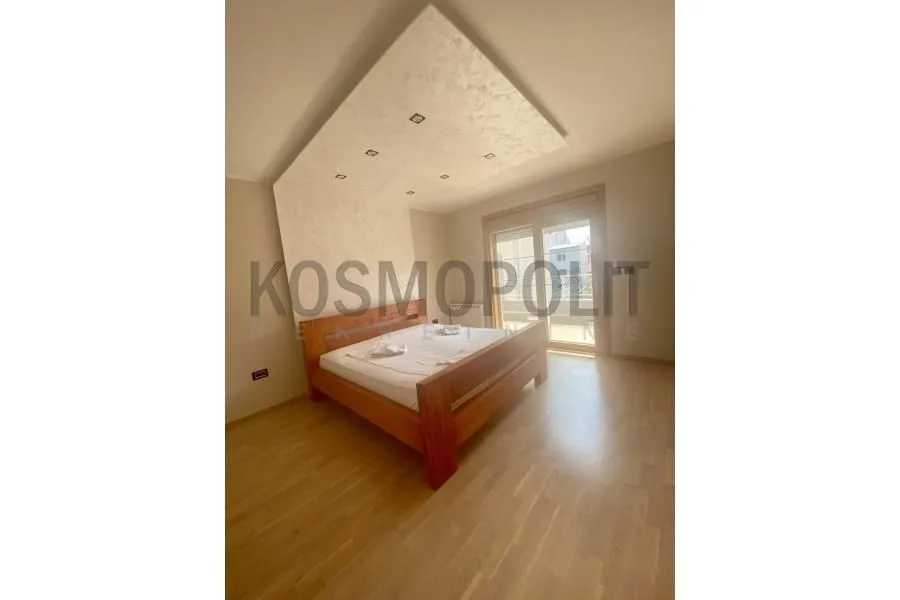 Prodaja, četvorosoban stan, 145m², Centar, Pančevo