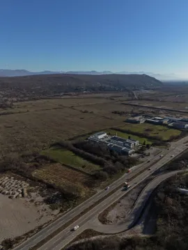 Pogled iz vazduha na zemljište i objekte pored puta. - image 4
