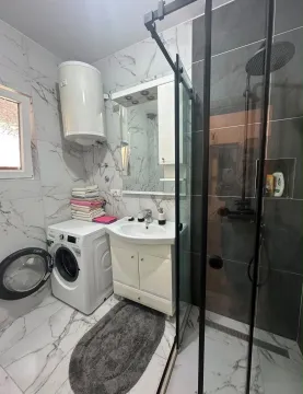 Moderne kupatilo sa tuš kabinom, umivaonikom i veš mašinom. - image 9