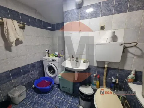 Kupatilo obloženo keramičkim pločicama sa umivaonikom, WC šoljom i veš mašinom. - image 7