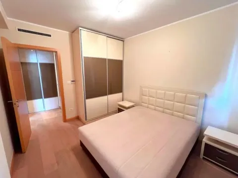 Namještena spavaća soba sa bračnim krevetom, garderoberom i noćnim stočićem. - image 6