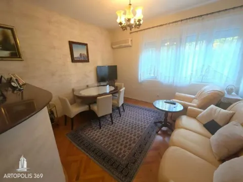 Dnevna soba sa garniturom za sedenje, trpezarijskim stolom i tepihom. - image 2