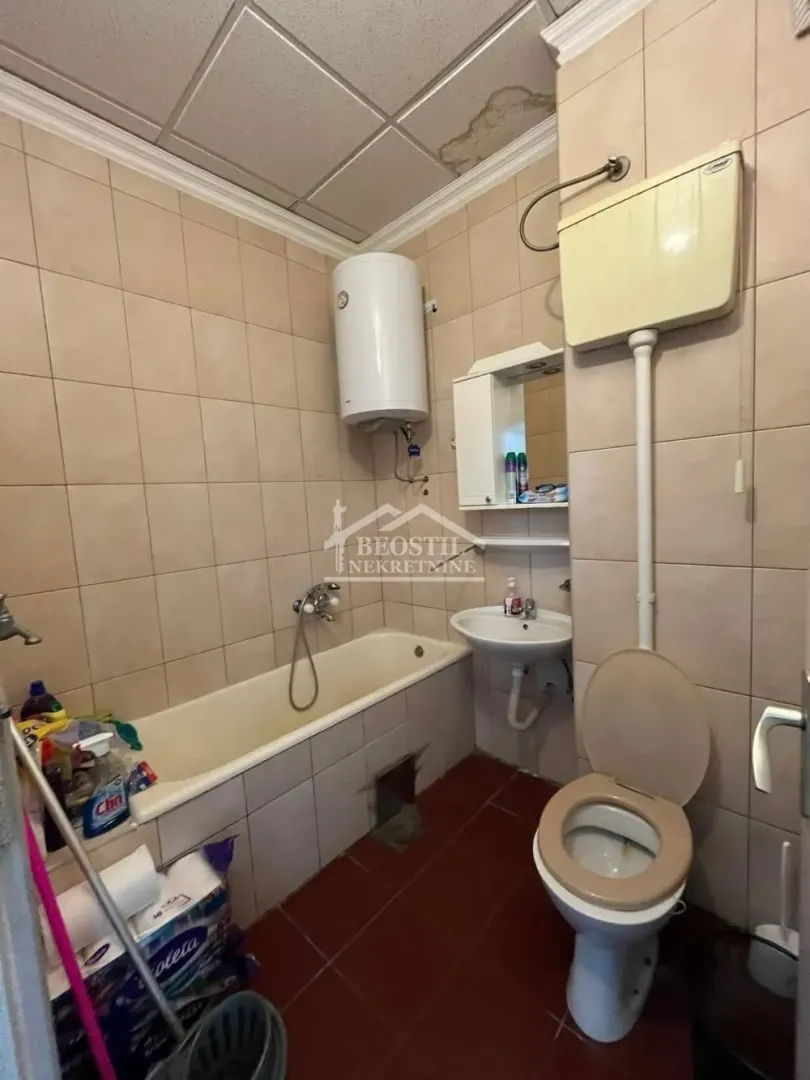 Smaller bathroom with a bathtub, washbasin, and toilet.