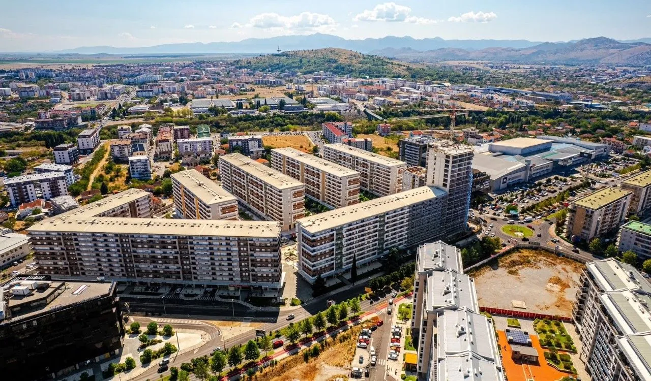 Pogled iz vazduha na urbani kvart i stambene zgrade.