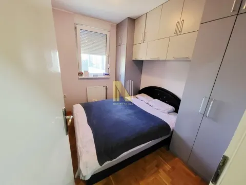 Nameštena spavaća soba sa bračnim krevetom i ugradnim ormarima. - image 16