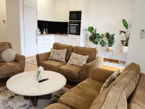 Izdavanje, četvorosoban stan, 160m², Stari Aerodrom, Podgorica - image 4