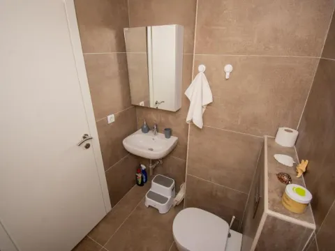 Rent, one bedroom apartment, 46m², Budva, Crna Gora - image 11