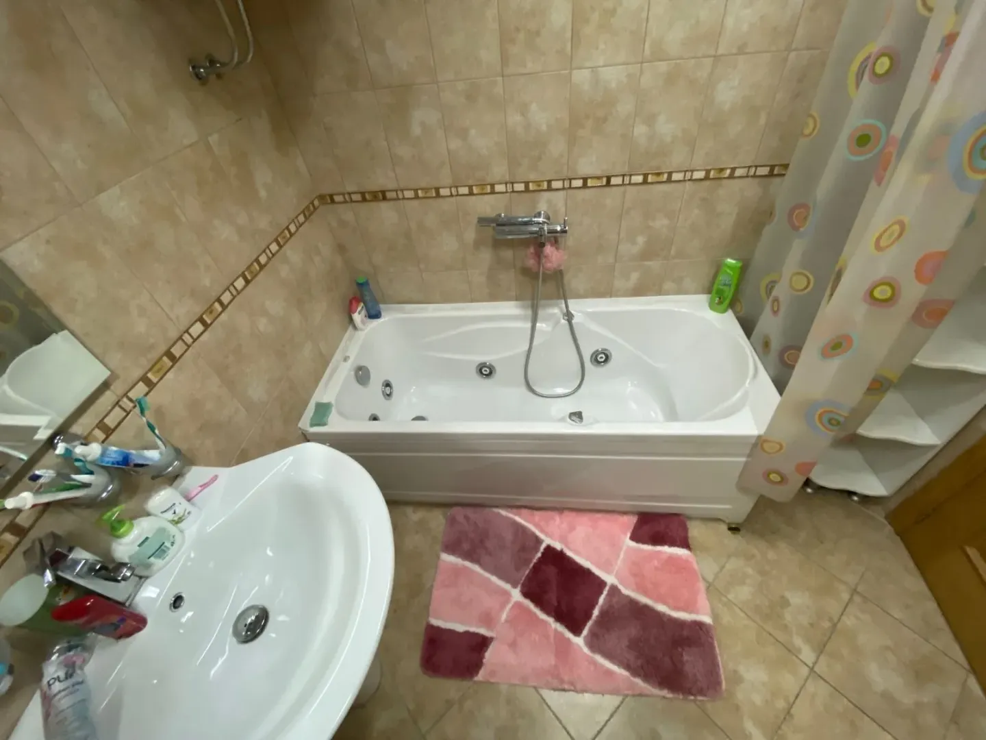 Kupatilo sa đakuzi kadom i umivaonikom.