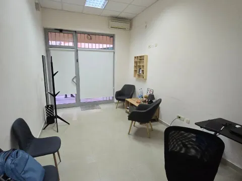 Izdavanje, poslovni prostor, 20m², Stari Aerodrom, Podgorica - image 4