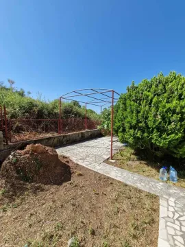 Popločano dvorište sa metalnom konstrukcijom i zelenilom. - image 6