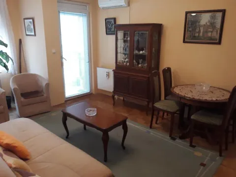 Dnevna soba sa garniturom za sedenje, trpezarijskim stolom i vitrinom. - image 2