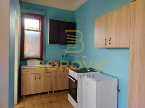 Manja kuhinja sa drvenim elementima i plavim zidovima. - image 4