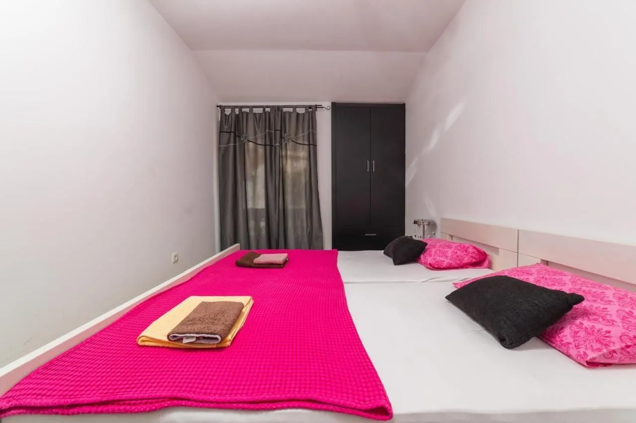 Izdavanje, kuća, 300m², Dubovica, Budva