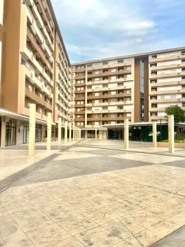 Pogled na popločano dvorište i fasadu stambene zgrade. - image 15