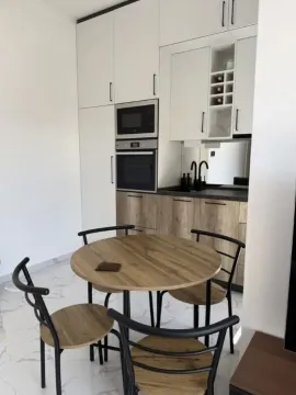 Kuhinja sa trpezarijskim stolom i ugradnim uređajima. - image 4