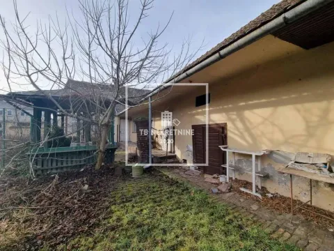 Pogled na dvorište i stariju kuću sa pomoćnim objektom. - image 3