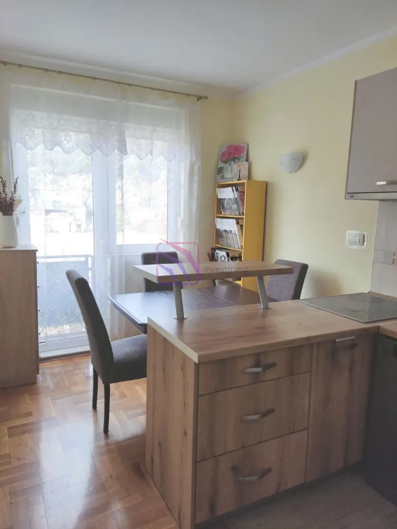Kuhinja sa trpezarijom i izlazom na terasu.