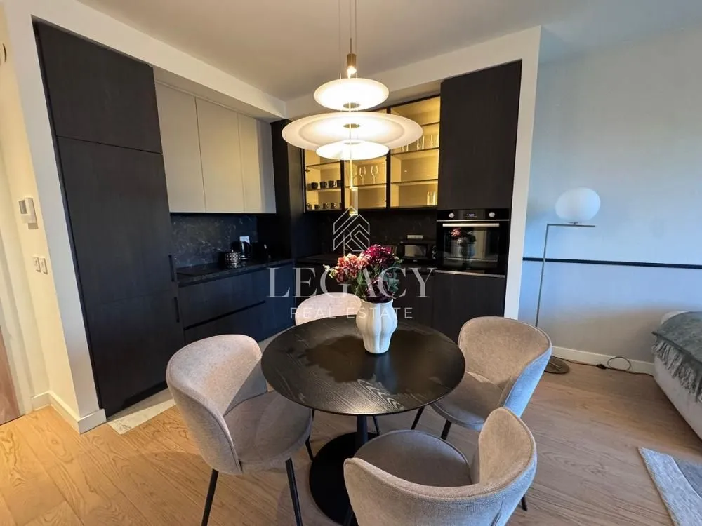 Izdavanje, trosoban stan, 79m², Savski Venac, Beograd