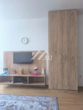 Dnevni boravak sa drvenom komodom za TV i garderoberom. - image 3