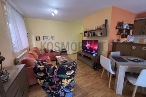 Dnevna soba sa garniturom, televizorom i trpezarijskim delom. - image 4