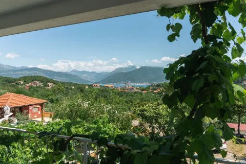 Pogled sa terase na planine, zelenilo i more. - image 3