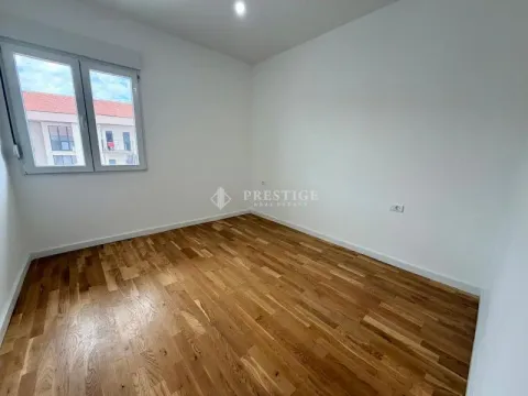 Prazna soba sa drvenim podom i bijelim zidovima. - image 7
