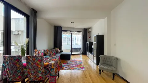 Prostrana dnevna soba sa trpezarijom i izlazom na terasu. - image 4