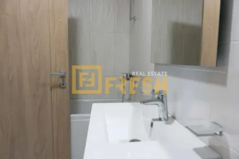 Pogled na kupatilo sa umivaonikom i kadom. - image 10
