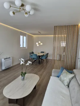Dnevna soba sa trpezarijom i modernim namještajem. - image 7