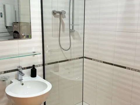 Izdavanje, dvosoban stan, 65m², Sveti Stefan, Budva - image 14