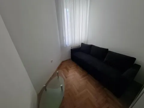 Manja dnevna soba sa crnom garniturom i parketom. - image 9