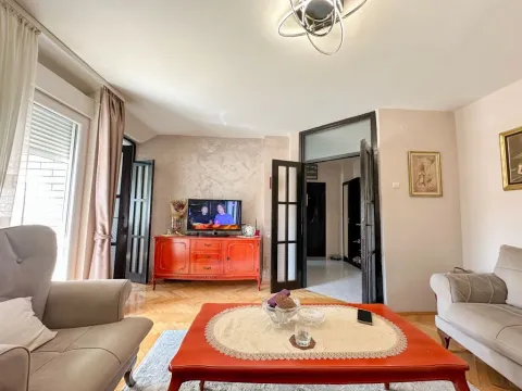 Dnevna soba sa garniturom, stočićem i TV-om. - image 2