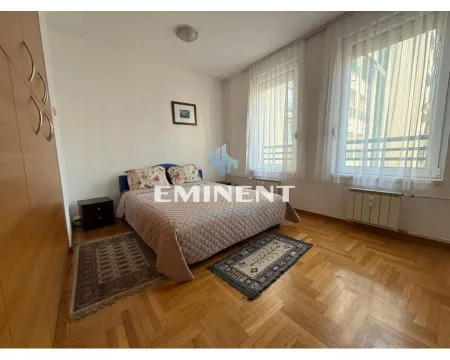 Spavaća soba sa bračnim krevetom, drvenim parketom i ormarom. - image 11