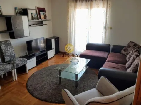 Izdavanje, trosoban stan, 71m², Stari Aerodrom, Podgorica - image 1