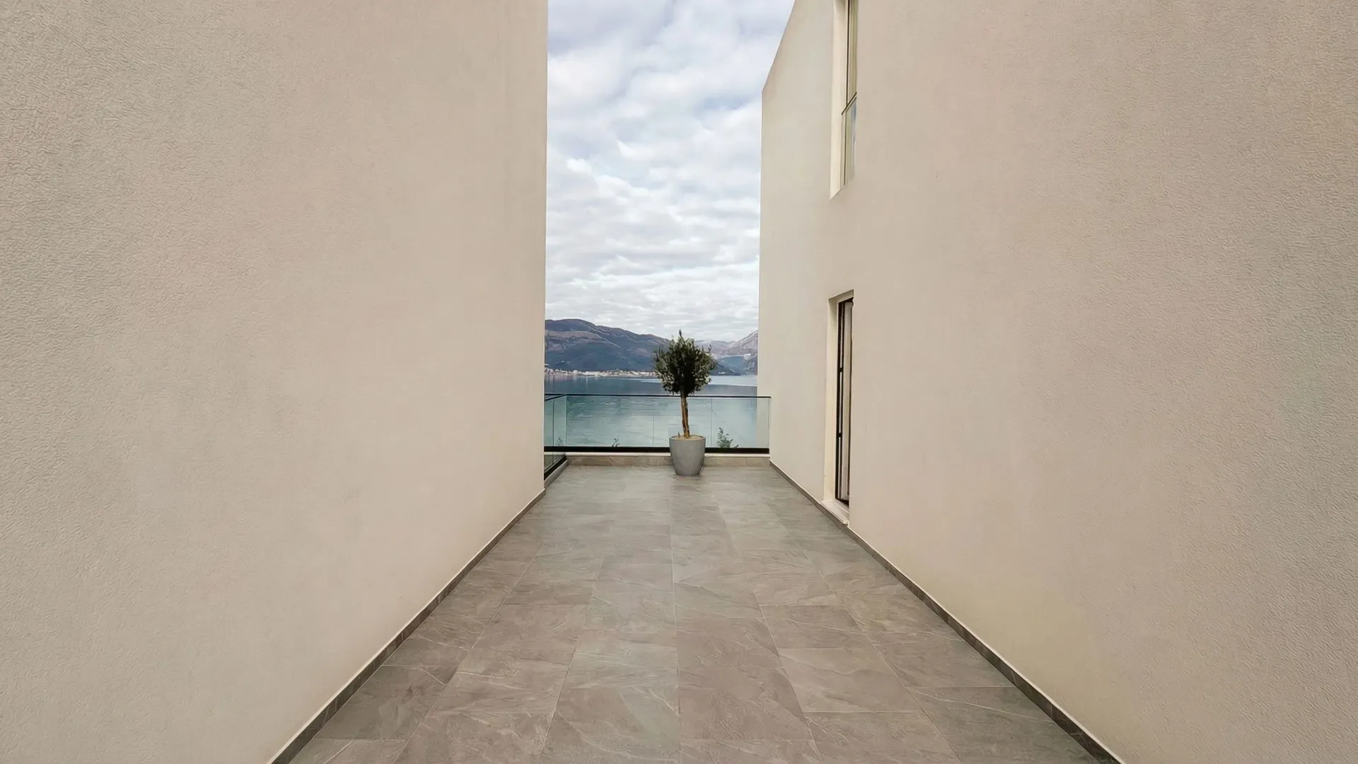 Prodaja, dvosoban stan, 130m², Krašići, Tivat