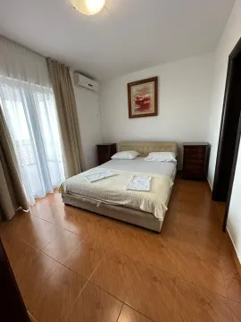 Spavaća soba sa bračnim krevetom, noćnim stočićima i izlazom na terasu. - image 14