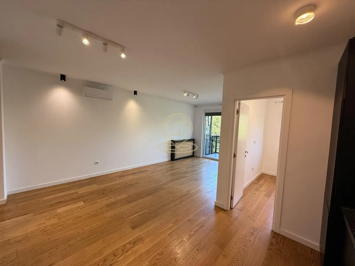 Rent, three bedroom apartment, 57m², Vračar Sve Podlokacije, Beograd