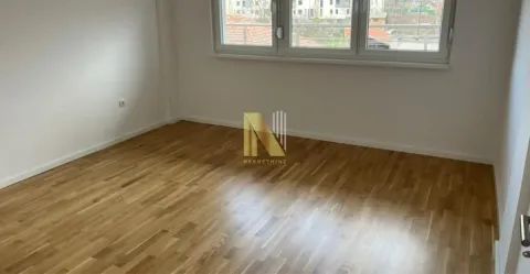 Prazna soba sa parketom i prozorom. - image 8