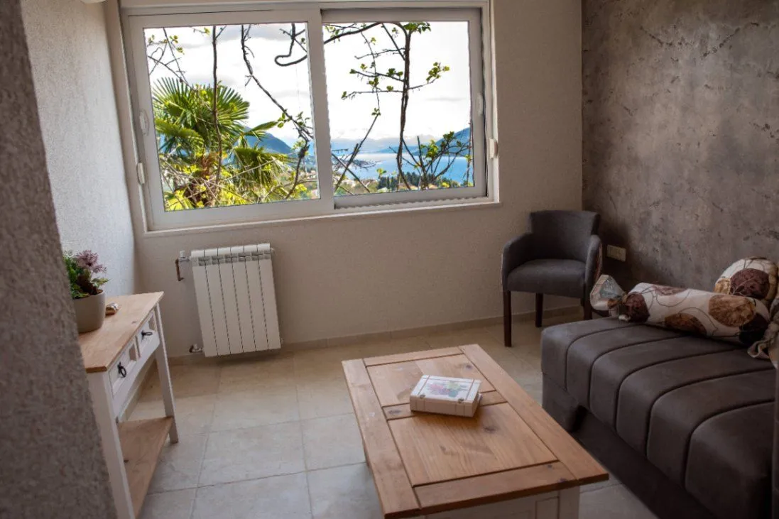 Izdavanje, trosoban stan, 90m², Srbina, Herceg Novi