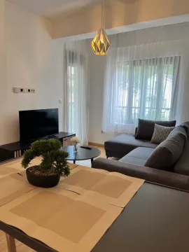 Moderan dnevni boravak sa garniturom i trpezarijskim stolom. - image 2
