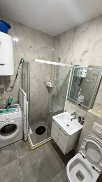 Manje kupatilo sa tuš kabinom, umivaonikom, veš mašinom i toaletom. - image 3