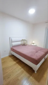 Spavaća soba sa bračnim krevetom i noćnim stočićem. - image 5
