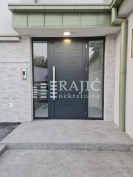 Ulazna vrata i fasada kuće sa vodenim žigom agencije. - image 5