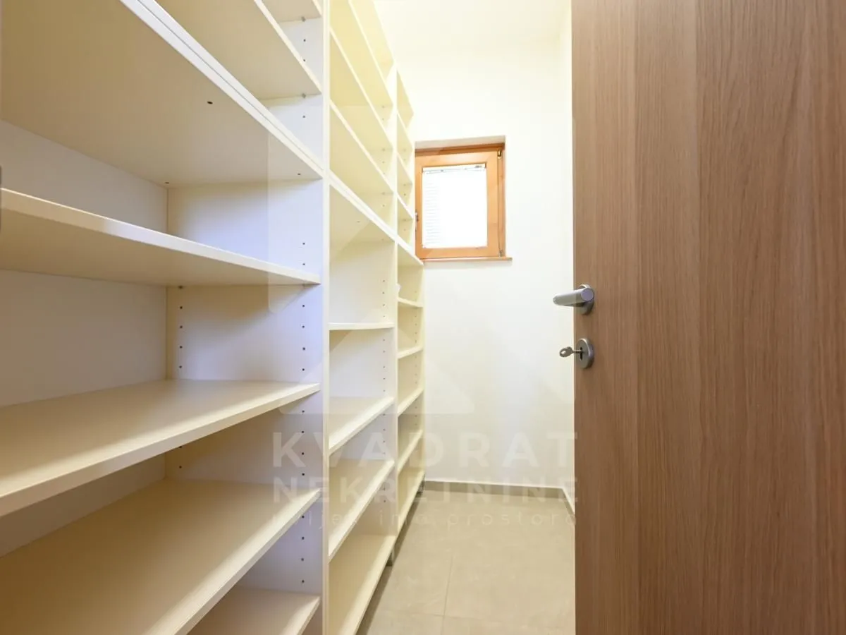 Sale, house, 200m², Rogami, Podgorica